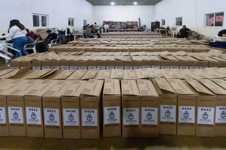 En el nordeste argentino un relevamiento muestra que Chaco cuenta con un padrón de 1.015.693 electores, Formosa 491.565 y la provincia de Misiones 994.317. En la CABA 2.520.249, y en su provincia: 13.353.974; Catamarca: 347.282; Córdoba: 3.084.000; Chubut: 453.021; Entre Ríos: 1.053.652; Jujuy: 602.380; La Pampa: 304.693; La Rioja: 309.186; Mendoza: 1.525.824.