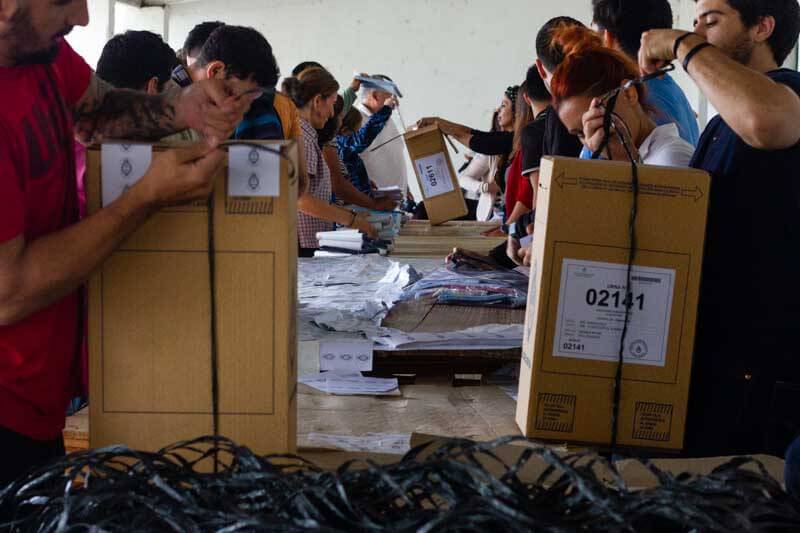 Estarán a disposición las boletas de papel de cada lista, con todos sus candidatos, que se ordenan por categorías de cargos en secciones horizontales, una al lado de la otra. Asimismo, Corrientes es una de las jurisdicciones que este año desdobló sus comicios locales de los nacionales, por lo que los correntinos deberán votar por segunda vez el domingo 26 de octubre para elegir diputados nacionales.