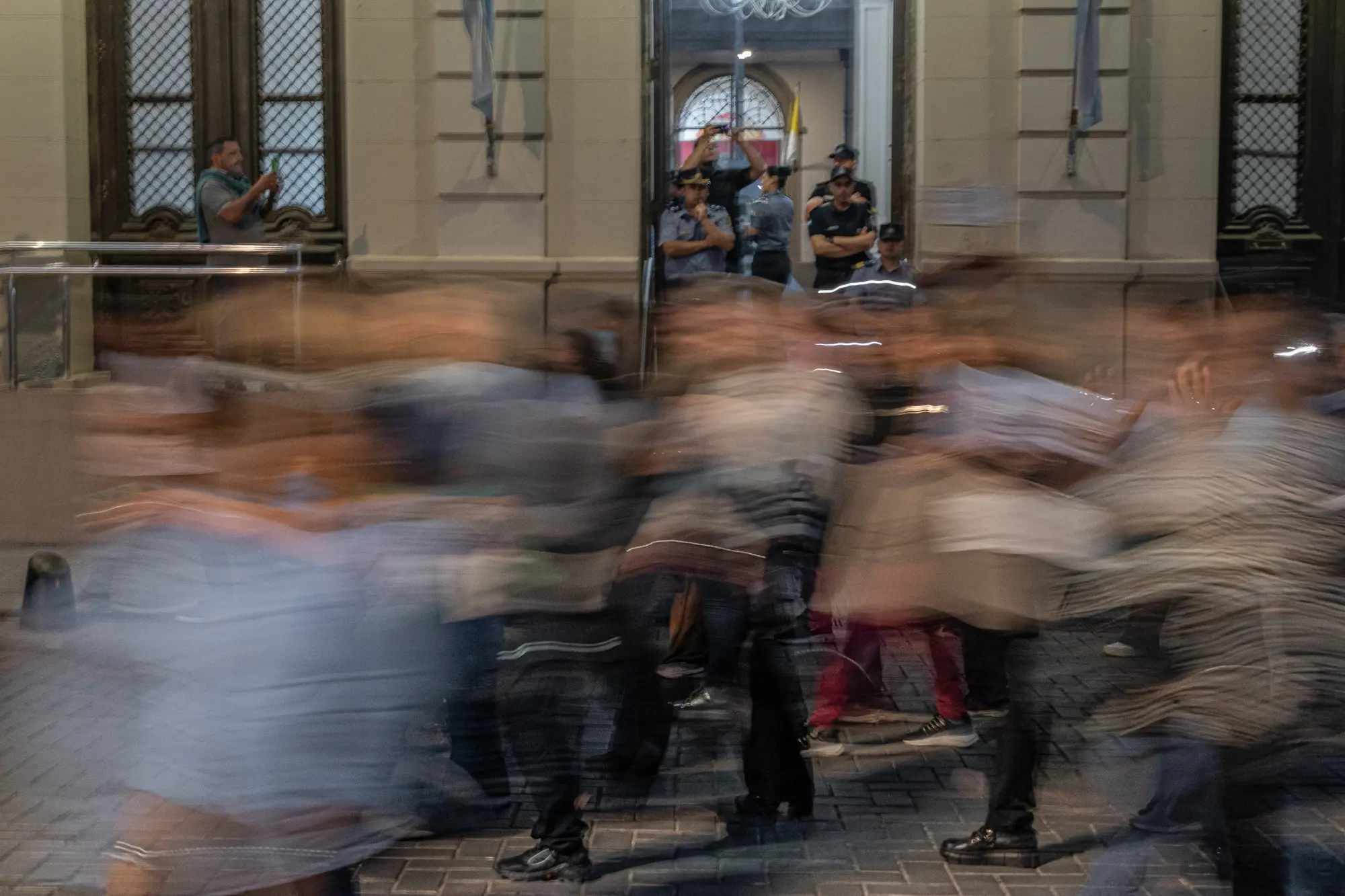La causa judicial tiene cinco personas con prisi&oacute;n preventiva. Tres est&aacute;n imputadas como coautoras de femicidio, una como coautora de homicidio simple y otra por falso testimonio. La investigaci&oacute;n contin&uacute;a para esclarecer las circunstancias del crimen y determinar las responsabilidades. La comunidad educativa reclama que el caso no quede impune.
