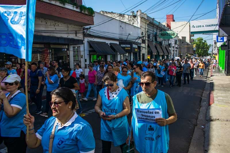 Mañana la protesta se realizará en distintas localidades de Corrientes desde las 17.30, en calles, plazas y espacios públicos, donde habrá movilizaciones, marchas, concentraciones, clases públicas, radio abierta y entregas de petitorios a organismos públicos, con el objetivo de visibilizar las demandas de mejoras salariales y laborales para el sector. Finalmente, el viernes 20 habrá un paro total de actividades sin asistencia a los lugares de trabajo.