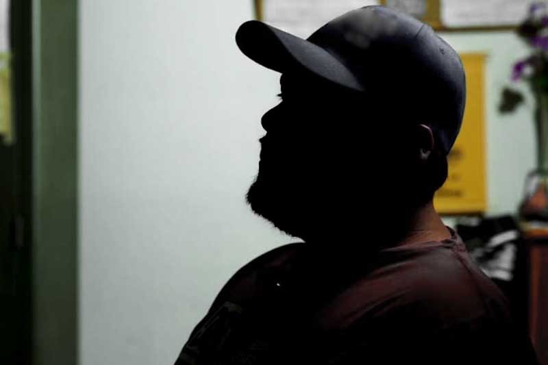 La producción, de 37 minutos, comenzó en marzo de 2025 con entrevistas y consultas a organismos oficiales, especialistas en salud mental y testimonios de integrantes de Jugadores Anónimos. Además, el equipo reunió en una misma mesa de análisis a autoridades de la Lotería Correntina y la Lotería del Chaco junto a profesionales y personas en recuperación. Posteriormente, el documental llegará a la televisión abierta por Canal 9 Imagen del Nordeste de Resistencia, con emisión prevista para el 8 de marzo en horario central y difusión en plataformas digitales de las loterías de Corrientes y Chaco .