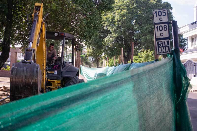 A este escenario se suma una marcada heterogeneidad sectorial: mientras el agro, la energía y la intermediación financiera muestran dinamismo, la industria y la construcción destruyeron 126.400 empleos registrados en los primeros dos años de gobierno, sin que los sectores en expansión logren compensar la pérdida. Además, aumentó la proporción de despidos dentro de las bajas laborales, en un mercado que exhibe tensiones crecientes.