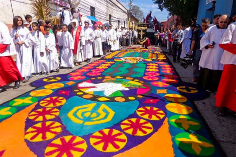 En Europa se destacan las pintorescas procesiones en España e Italia, la elaboración en Francia de una tortilla gigante con más de 4.000 huevos el lunes de Pascua, los niños disfrazados de brujas en Suecia y Finlandia (pidiendo dulces en las casas) y las carreras de huevos duros en Escocia (los hacen rodar por una colina). De este lado del océano, en Guatemala, México y Colombia realizan masivas procesiones (en algunas alfombran con aserrín y flores). En Ecuador hacen el “arrastre de caudas” (ceremonia fúnebre), en Bermudas lanzan cometas coloridas y, como excepción, en Uruguay no se festeja oficialmente
