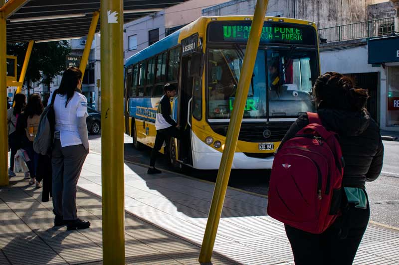 La reunión fue convocada por la Subsecretaría de Trabajo de la provincia y se desarrollará en un ambiente particularmente tenso: las partes están legalmente obligadas a negociar sin medidas de fuerza, y con una advertencia del Municipio capitalino de que no existen más recursos disponibles para incrementar los subsidios al transporte público. 
