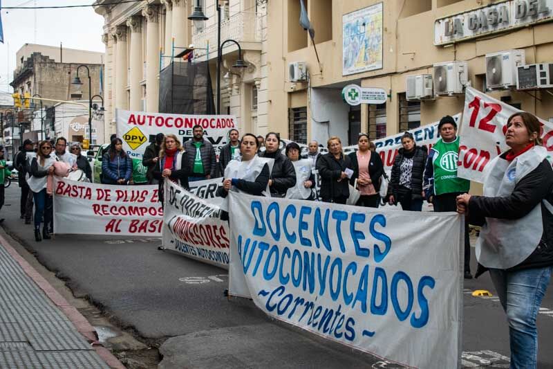 Los empleados públicos provinciales no están incluidos entre quienes pueden desafiliarse voluntariamente, porque la legislación establece la afiliación obligatoria al régimen de obra social para el personal de la administración pública, lo que incluye al personal docente de la provincia. Por cada trabajador activo de la administración pública, desde el momento de su alta como agente estatal, mensualmente se le descuenta un 5% del salario para el Ioscor, incluyendo los aguinaldos.