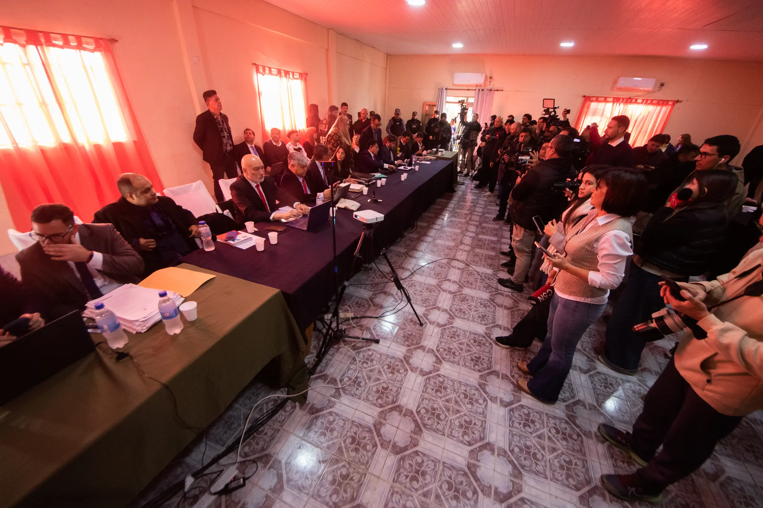 Aunque el Tribunal prohibi&oacute; la transmisi&oacute;n en vivo del debate, la prensa acreditada pudo permanecer en sectores habilitados, registrar im&aacute;genes y seguir el desarrollo de la audiencia.
