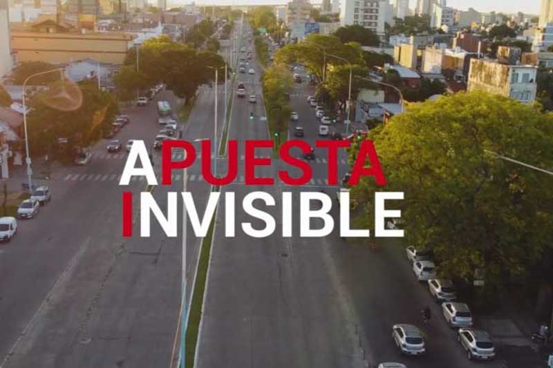 El trabajo analiza el avance de las apuestas ilegales en Argentina, sus efectos en la salud mental como ansiedad, aislamiento y conflictos familiares y el crecimiento de circuitos clandestinos fuera de control regulatorio. Desde la dirección de Imagen Documental señalaron que la intención es instalar el tema en la agenda pública y promover una reflexión social acorde a la magnitud de la problemática.