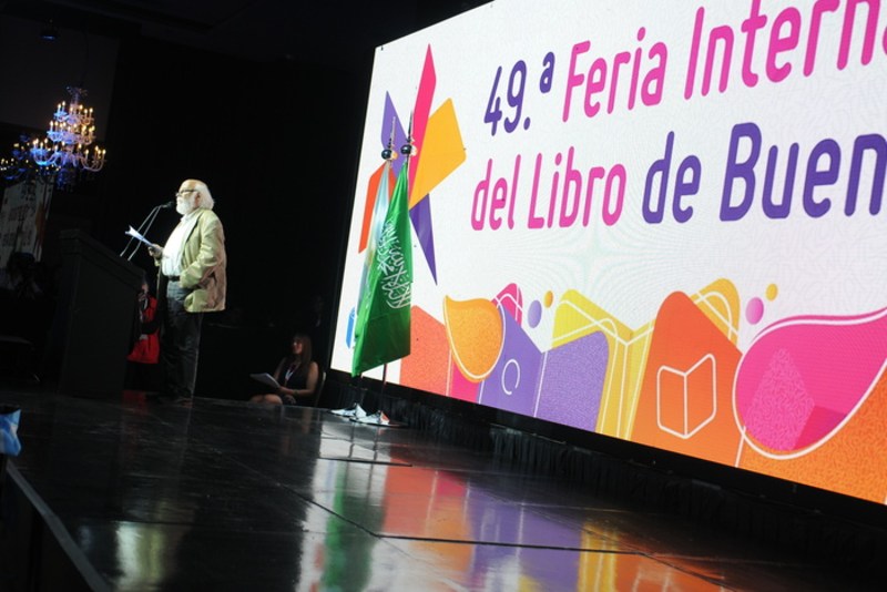Juan Sasturain (renombrado creador historietista) dio un discurso inicial con “un elogio al libro abierto y usado”, con varios guiños literarios a Roberto Fontanarrosa, Enrique Santos Discépolo y Héctor Oesterheld, y donde -remedando el lenguaje de la ultraderecha gobernante- afirmó que no son “clientes, socios, cómplices, usuarios, inversores, seguidores de pantalla, apostadores, trolls y todas las variables de la enfermedad utilitaria”, ni “competidores seriales y expertos en liderazgo”, sino “náufragos y sobrevivientes”.