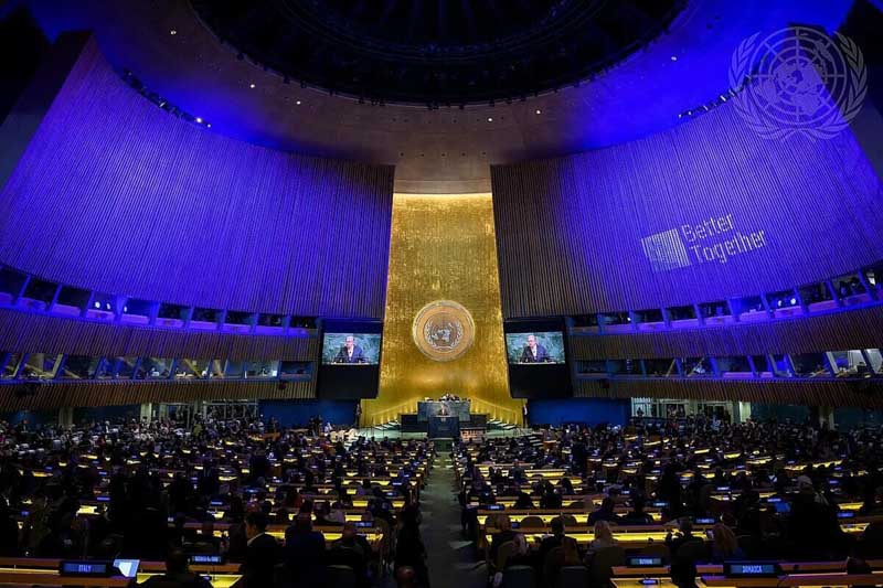 La medida desató críticas del gobierno israelí, que rechazó la idea de un Estado palestino incluso antes de la guerra actual en Gaza. El primer ministro Benjamin Netanyahu advirtió que este paso podría “recompensar a Hamás”, e insinuó posibles anexiones en Cisjordania. Desde la ONU el portavoz, Stephane Dujarric, señaló que los esfuerzos para alcanzar una solución de dos Estados deben continuar más allá de las amenazas israelíes.