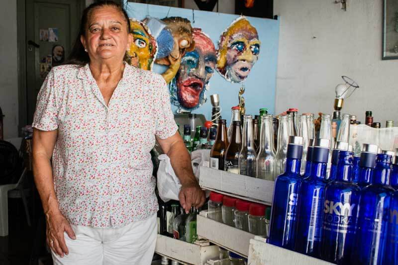 Liliana Vaccaro, una artista visual que decidió poner en marcha un emprendimiento en su hogar. Durante el confinamiento comenzó a recolectar botellas de vidrio con la idea de darles un segundo uso.
