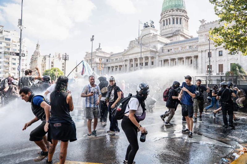Una valla caída desató el caos