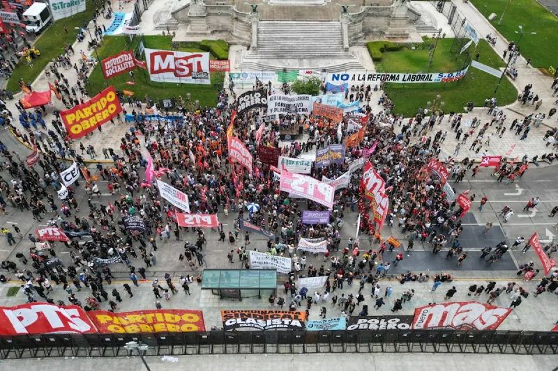 De acuerdo a la Comisión Provincial por la Memoria hubo unos 70 manifestantes que requirieron de atención médica, y hubo al menos once detenidos. Los enfrentamientos con los uniformados habían empezado desde temprano, con tensión en los cortes de los accesos a la CABA, aunque hubo un momento de tranquilidad antes de los palos, cuando en la plaza estaban los delegados en grupos no muy numerosos, compartiendo alguna bebida con sus pares, siendo parte de la calma que precede a la tormenta.