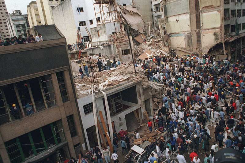 El atentado no solo devastó físicamente al edificio, sino que también expuso las graves falencias del Estado argentino. Las fronteras porosas permitieron la entrada de los terroristas, y la corrupción dentro de las fuerzas de seguridad y los servicios de inteligencia quedó en evidencia.