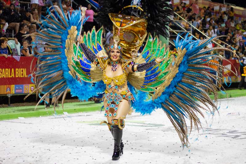 El cronograma incluye funciones los viernes y sábados de febrero, además de los feriados de Carnaval, con dos jornadas de competencia provincial. A esto se suman tres fechas de los tradicionales Shows de Comparsas en el Anfiteatro Mario del Tránsito Cocomarola, donde se presentarán Sapucay, Ará Berá, Copacabana y Arandú Beleza, junto al Duelo de Baterías y la Elección de Embajadores.