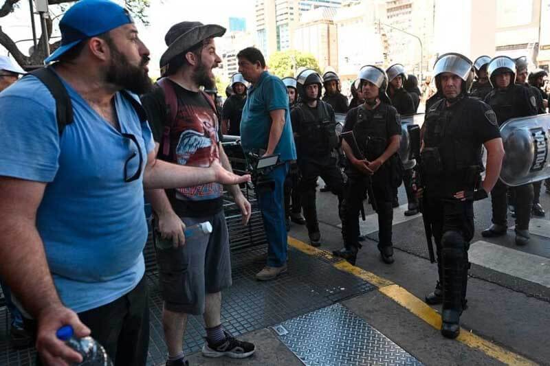 La protesta se disolvió frente a Tribunales, generando corridas y enfrentamientos con la policía. La situación evidenció un clima de conflicto y preocupación por la seguridad en eventos similares.