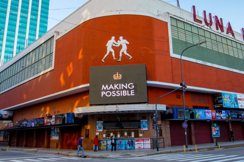 El renombrado “Palacio de los Deportes” pertenece a la firma Stadium Luna Park SA, cuyos accionistas son el Arzobispado de Buenos Aires y la Institución Salesiana, y ambos arreglaron el pasado 16 de octubre la entrega en concesión del predio a DF Entertainment, correspondiente a la empresa norteamericana Live Nation Entertainment Inc., junto a su socio en tierras argentinas, Diego Finkelstein. 