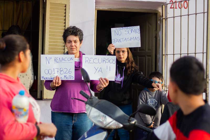 Los Mellis ayer solo pudo ofrecer chocolate caliente, sin los usuales acompañamientos, como pan o facturas. Su responsable explicó la imperiosa necesidad de ayuda para seguir funcionando, destacando que este merendero siempre funcionó y está anotado en el Registro Nacional de Comedores y Merenderos Comunitarios (Renacom).