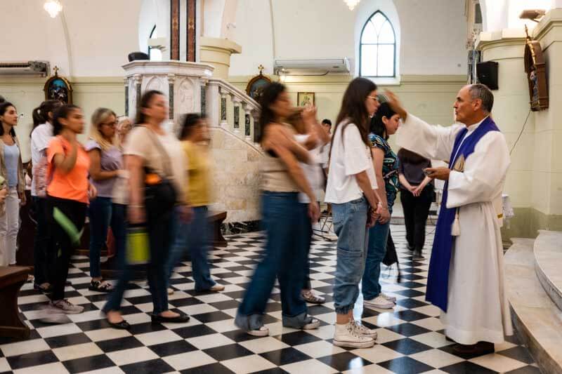 “Polvo eres y en polvo te convertirás”, “Conviértete y cree en el evangelio” son frases pronunciadas por los sacerdotes mientras dibujan con ceniza la señal de la cruz en la frente de los feligreses.