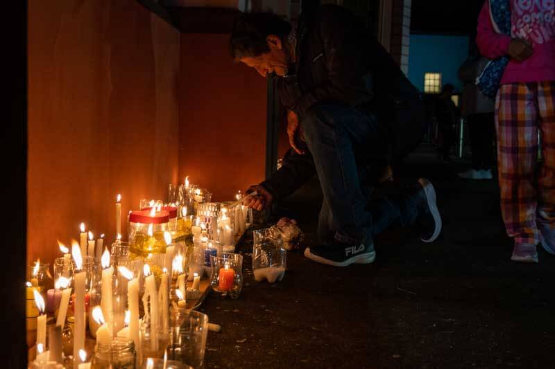 Algunos optan por encender siete velas en honor a las puntas que componen la ciudad, y otros eligen tres en representación de la Trinidad.