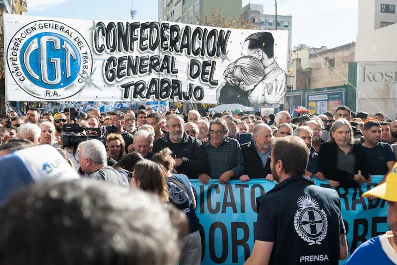 Los jueces Héctor Guisado y Silvia Pinto Varela afirmaron que el Congreso estaba en pleno funcionamiento al momento de emitirse el decreto, cuestionando así la vía del DNU. La central obrera había argumentado que la normativa violaba el principio de división de poderes y la libertad sindical. Aunque la Cámara aclaró que aún no se resolvió la cuestión de fondo, el fallo representa un freno a las reformas laborales unilaterales del Gobierno.