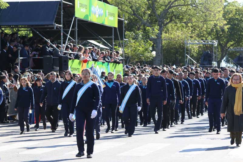 A pesar de las bajas temperaturas, pasadas las 10.30 de la mañana unos 3.500 alumnos de las distintas escuelas correntinas participaron de un desfile, el cual comenzó en la costanera General San Martín y Edison, poco antes de que los chicos se deleitaran con un chocolate caliente. También participaron algunas de las fuerzas de seguridad, y todo finalizó cerca de las 12 en la costanera sur (Juan Pablo II) y Lavalle.