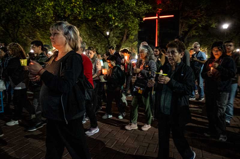 Los relatos orales recuerdan que, en tiempos sin energía eléctrica, los fieles encendían velas para iluminar el trayecto hacia la cruz, reviviendo esa costumbre cada 3 de mayo.