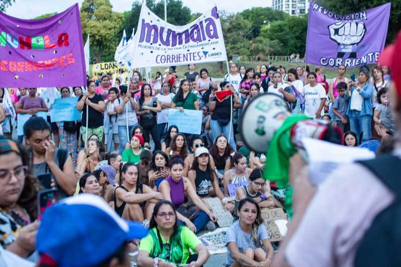 Las calles de Corrientes fueron escenario de una nueva manifestación, donde un grupo de mujeres marchó desde la plaza 25 de Mayo hasta el parque Camba Cuá. La jornada transcurrió sin inconvenientes y se centró en denunciar diversas injusticias en una provincia que en 2024 registró seis femicidios, ubicándola entre las más afectadas por la violencia de género en Argentina. 