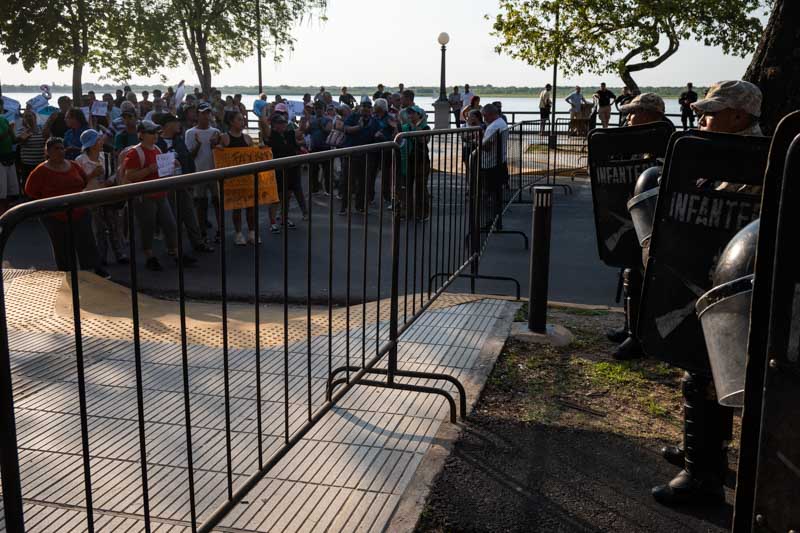 Varias cuadras antes, en la intersección de Chaco y Costanera, manifestantes contrarios al Gobierno se concentraron para expresar su rechazo. El despliegue policial impidió su avance hacia el lugar central del acto.