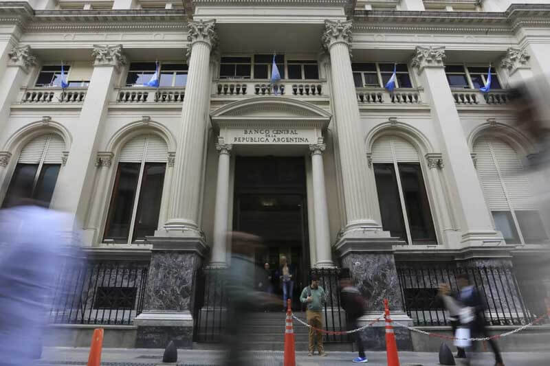 La medida, destinada a fortalecer las reservas del Banco Central, establece que los exportadores pagarán impuestos según lo determine la AFIP antes del 31 de diciembre de 2023, también se otorga la opción de acreditar el resultado en una cuenta especial o suscribir letras internas del BCRA en dólares liquidables en pesos al tipo de cambio de referencia.