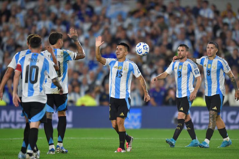 A los 47 minutos Messi hizo de las suyas, con categoría y clase metió un excelente pase de zurda al área boliviana. La pelota le cayó a Julián Álvarez, quien con gran calidad controló la pelota y definió de derecha para anotar el tercero. En el inicio del segundo tiempo Nicolás Otamendi pudo haber aumentado de cabeza, pero el VAR anuló la jugada por un offside de Tagliafico. El cuarto tanto llegó a los 24', cuando Thiago Almada, que había entrado por Álvarez, definió tras recibir una asistencia desde la derecha de Nahuel Molina.