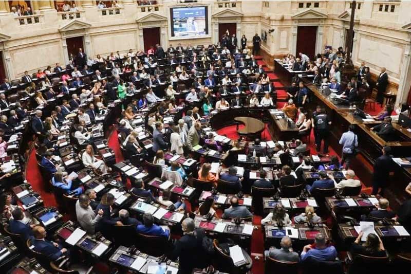 La conocida legislación avanzó en el Congreso argentino luego de tres días de tensión. La sesión continuará el martes a las 14 después de un cuarto intermedio, donde se debatirá el proyecto artículo por artículo.