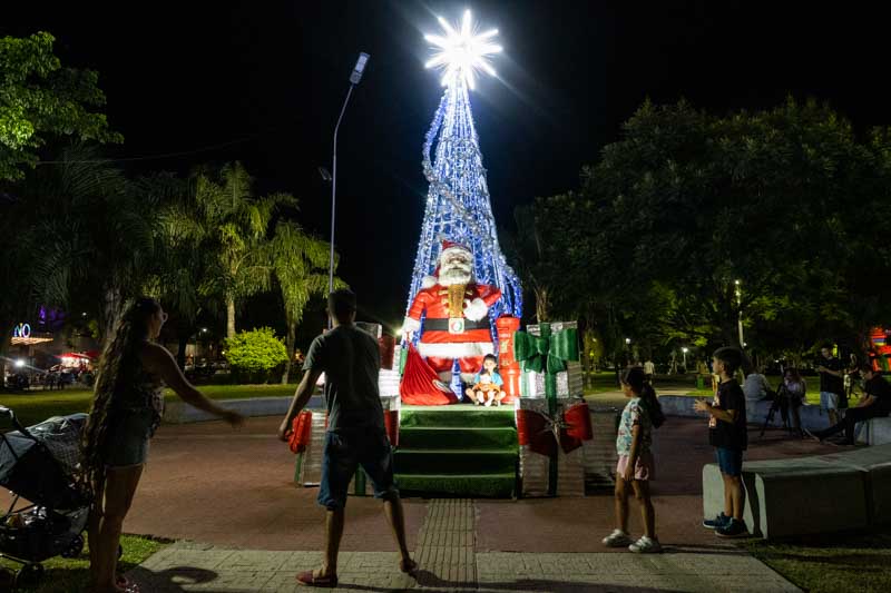 Con el paso del tiempo, esta tradición se expandió desde Europa hacia el mundo. En Inglaterra, la reina Victoria y el príncipe Alberto popularizaron el árbol decorado a mediados del siglo XIX, mientras que los colonos europeos lo introdujeron gradualmente en Estados Unidos. El impacto ambiental de esta práctica llevó a innovaciones como los árboles artificiales, que surgieron en Alemania en la década de 1880. Inicialmente fabricados con plumas de ganso, evolucionaron hasta los diseños de plástico que conocemos hoy, reflejando la capacidad de adaptación de esta tradición ancestral.