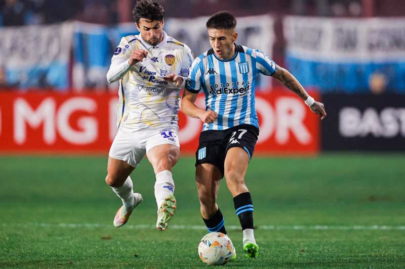 En la Sudamericana ayer Corinthians derrotó 3 a 0 a Racing (Montevideo), Argentinos Juniors cayó 2 a 1 ante Nacional (Paraguay), Delfín SC le ganó 4 a 3 a Real Tomayapo, Internacional perdió de local 2 a 1 contra Belgrano, Coquimbo Unido empató 1 a 1 con Red Bull Bragantino y Racing Club derrotó 3 a 0 a Sportivo Luqueño (foto). Están confirmados los pases, hasta ahora de Belgrano, Corinthians, Lanús y Racing.