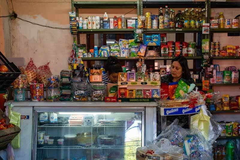 Por el contrario, el rubro de alimentos y bebidas no alcohólicas, el de mayor incidencia en la canasta básica, registró un aumento más moderado del 1,9%, quedando por debajo del nivel general. A nivel regional, la Patagonia registró la mayor suba con un 2,4%, mientras que el Gran Buenos Aires se mantuvo en el 2,1% promedio.