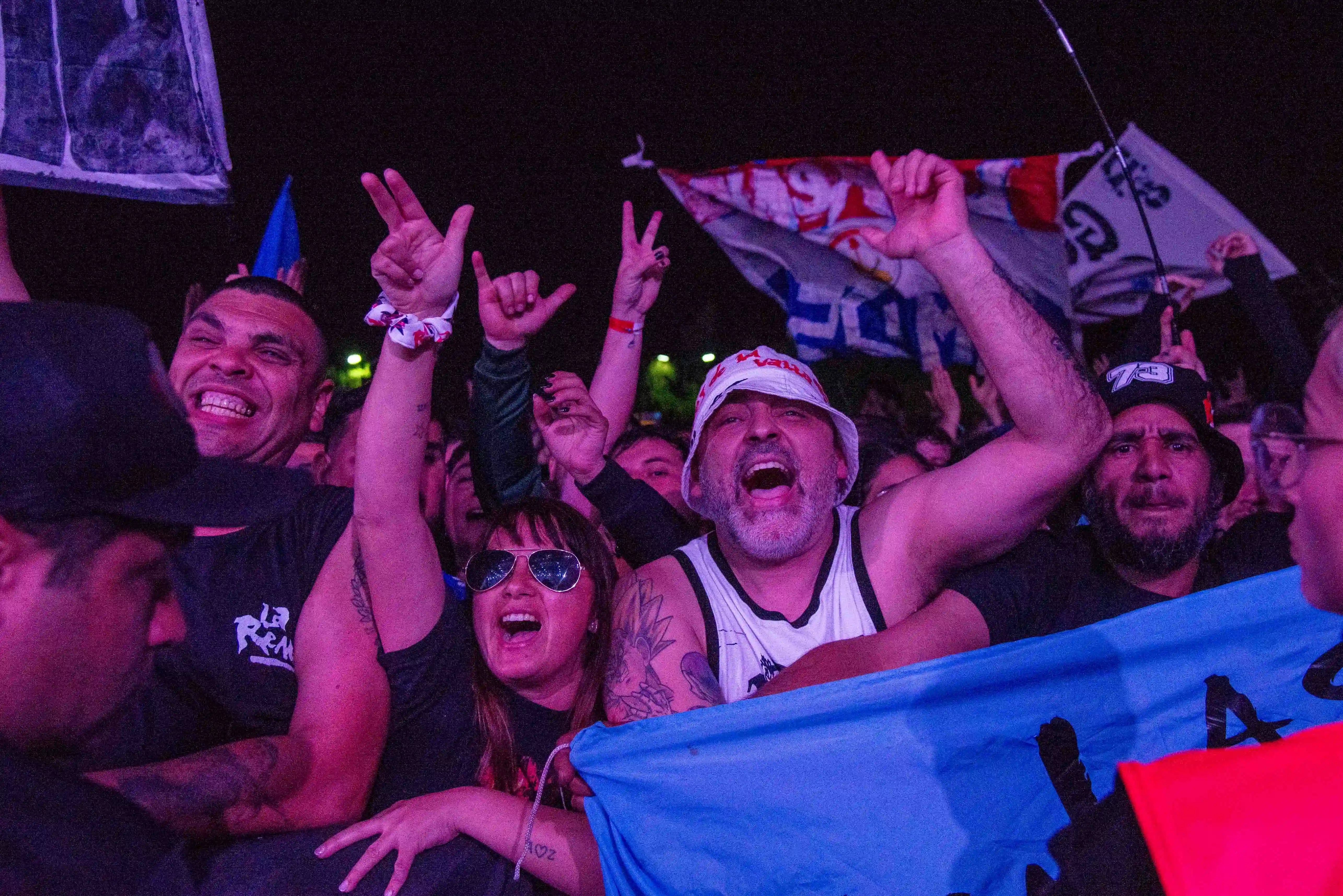 Del otro lado del escenario, la respuesta llegó desde una multitud que acompañó las canciones durante toda la noche. Seguidores de distintos puntos del país viajaron hasta Corrientes para reencontrarse con la banda.