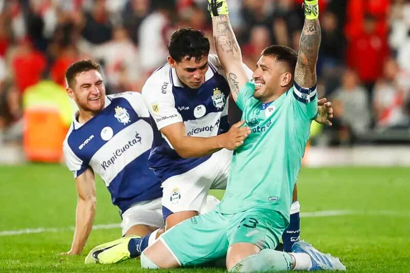El encuentro se definió con polémicas. El penal para Gimnasia fue cobrado tras una revisión del VAR, y River tuvo su chance de empatar en el último minuto gracias a otro penal, pero el arquero Nelson Insfrán se vistió de héroe al atajar el disparo de Miguel Borja. River llega sumamente golpeado y con un clima interno caliente al superclásico contra Boca, que se jugará el próximo domingo y que podría asegurar la clasificación de su rival a la Libertadores si River no logra un triunfo.