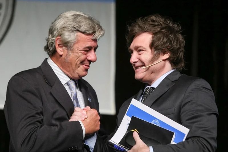 Durante el ida y vuelta de la charla, el mandatario dijo que Villarruel y los gobernadores se ponen contra él “y contra el país”, y no pudo dar fecha de baja de retenciones. Pino, de la Sociedad Rural, sorprendió con un mimo al libertario y le dijo: “Lo admiro, Javier