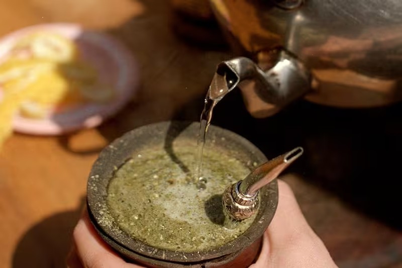 El sello IG Yerba Mate Argentina se otorga a la yerba mate producida y elaborada en la zona geográfica comprendida por Misiones y norte de Corrientes, y que cumple con los parámetros de calidad e inocuidad establecidos por el Código Alimentario Argentino. Respaldando esa línea y atendiendo las exigencias del mercado, el INYM creó el Área de Control y Gestión de Calidad, que toma muestras y analiza el producto.