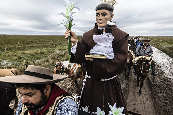 La jornada sigue con ceremonias donde el estandarte nacional y las estrofas del himno son elementos participantes. Usualmente se realiza un almuerzo comunitario, procesiones por las calles principales y misas. Si la fecha cae entre semana, como ahora, en algunas localidades optan por trasladar las actividades al fin de semana y solo proceder a los ritos litúrgicos, como en Colonia Carolina.