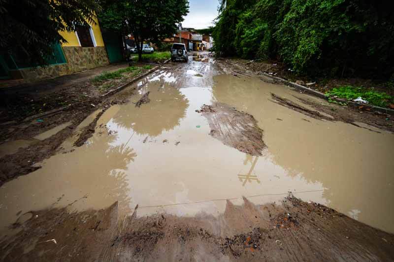 Los arterias barriales que no fueron asfaltadas o están mal enripiadas se anegan en toda la ciudad, y sin importar el tamaño de los vehículos que circulen, todos hacen su aporte para empeorar las calles.