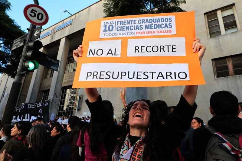 El Senado aprobó la ley de financiamiento universitario, que aumenta las partidas presupuestarias y ajusta los salarios de docentes y no docentes. Fue sancionada con 57 votos a favor, 10 en contra y 1 abstención, y representa un costo fiscal del 0,14% del PBI, equivalente a $738.595 millones. 