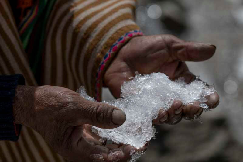 El hielo, esencial como fuente de agua dulce y base de ecosistemas, está en riesgo. Más del 70% de los glaciares tropicales del planeta están en Perú, y el derretimiento amenaza no solo a las comunidades quechua, sino también a diversas especies. 