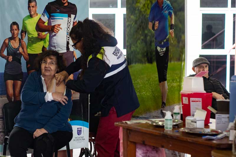 En la capital se inmuniza en los Centros de Atención Primaria de la Salud (Caps), en las Salas de Atención Primaria de la Salud (Saps) de la Municipalidad correntina y en los vacunatorios de los hospitales Ángela I. de Llano y en el pediátrico Juan Pablo II. En el interior las dosis están disponibles en los lugares habilitados por cada Municipio. 