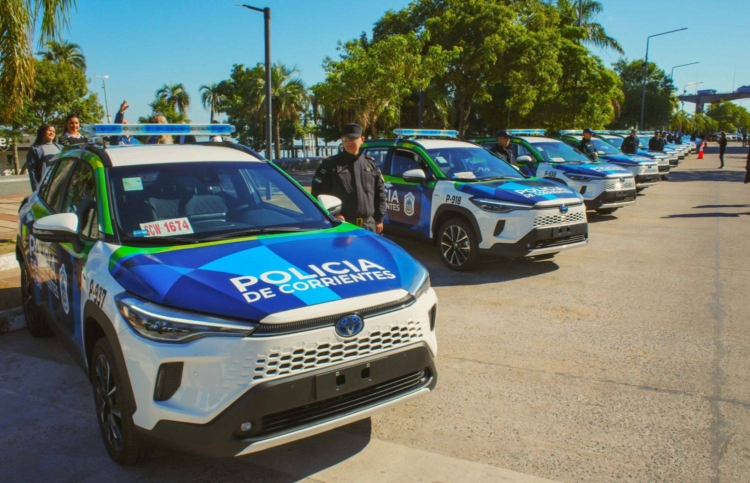 En la capital, el servicio especial se aplicará en ambas costaneras entre las 23 y las 7, con prohibición de ingreso vehicular mediante vallados y controles, además de la restricción para ingresar con bebidas alcohólicas y botellas de vidrio. La vigilancia se extenderá al Parque Mitre y a plazas concurridas, mientras que en el interior provincial los jefes policiales adaptarán el dispositivo con vallados y controles destinados a ordenar el tránsito y prevenir incidentes.