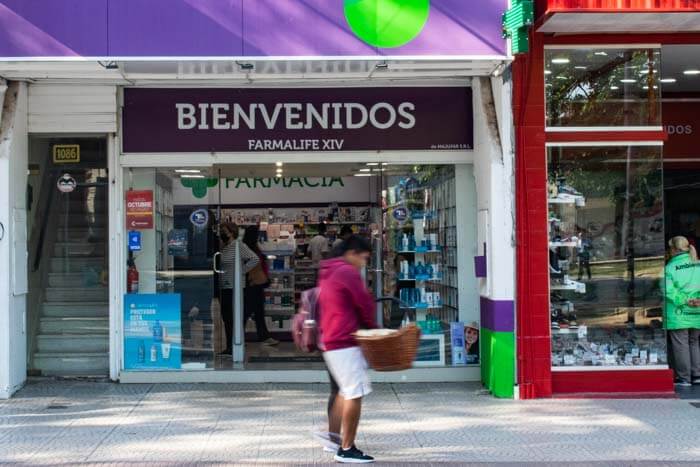 Los artículos que no tendrán control, en esas condiciones, incluyen productos cosméticos, domisanitarios (desinfectantes, desodorizantes, etc.) de venta libre, pastas dentales, enjuagues bucales, pañales, toallitas femeninas, protectores diarios, tampones y copas menstruales, entre otros. Con este cambio el usuario, es quien deberá asumir los riesgos y consecuencias. 