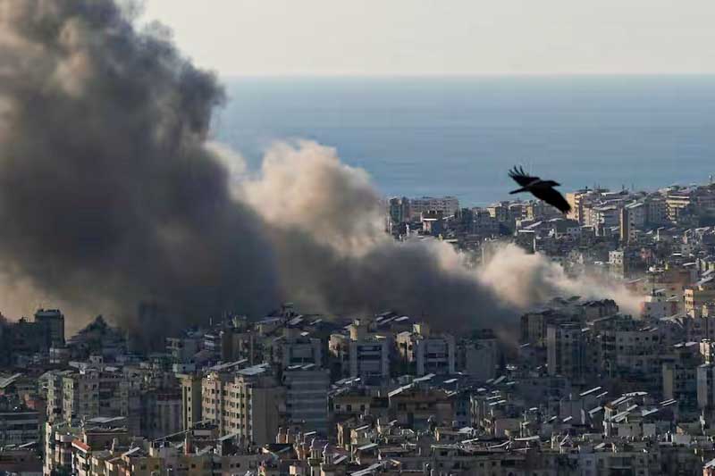 Uno de los focos más sensibles se abrió en el frente norte de Israel, donde el grupo Hezbollah lanzó cohetes y drones desde Líbano, lo que derivó en bombardeos israelíes sobre suburbios del sur de Beirut y el valle de Bekaa. Según reportes oficiales libaneses, los ataques dejaron decenas de muertos y heridos, mientras Israel aseguró haber eliminado a mandos de la organización y declaró como objetivo a su líder.