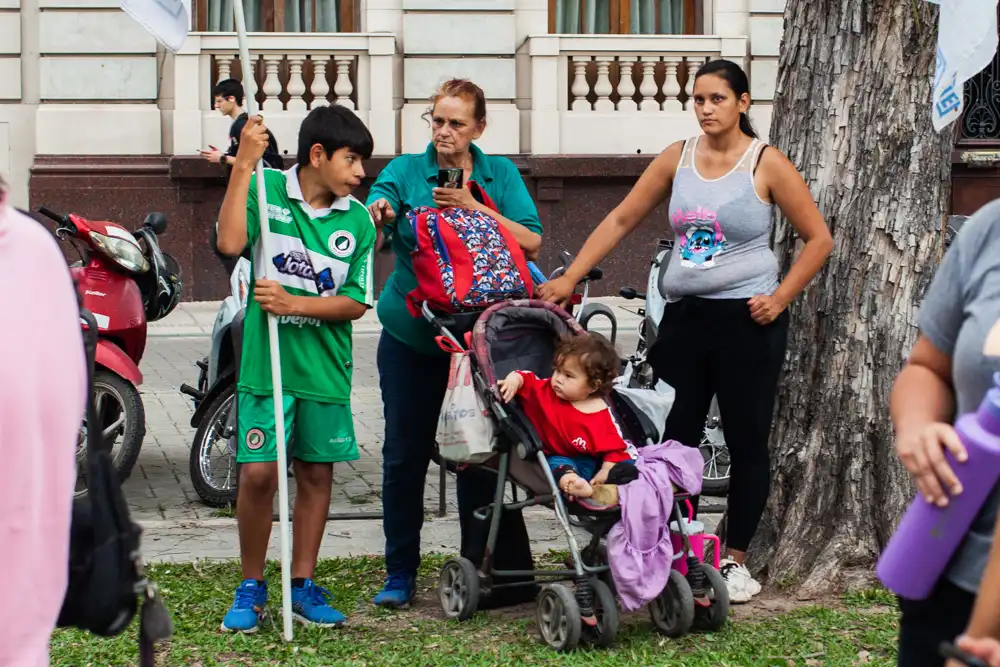 Familias completas participaron de la concentraci&oacute;n. La presencia de ni&ntilde;os, j&oacute;venes y adultos mostr&oacute; una convocatoria atravesada por distintas generaciones.
