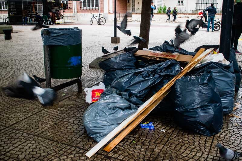 Utilizando inteligencia artificial para analizar la gestión de residuos en 50.702 ciudades, el estudio detalla cómo se generan y manejan estos desechos, destacando que las principales fuentes de contaminación plástica son la basura no recogida y la quema descontrolada. Más de dos tercios de la contaminación proviene de residuos no gestionados adecuadamente, que afectan aproximadamente a 1.200 millones de personas que carecen de servicios básicos de recolección de basura. 