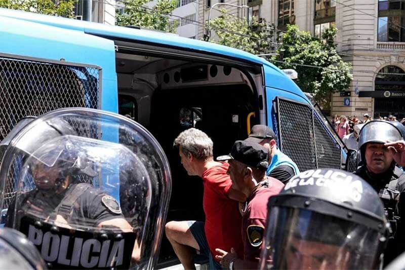  La tensión aumentó debido al protocolo de orden público implementado por el Ministerio de Seguridad. Cuatro detenidos por atentado y resistencia a la autoridad se sumaron a dos mujeres detenidas. 