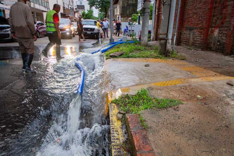 La resolución establece un marco de emergencia por 180 días hábiles, con posibilidad de prórroga, para facilitar la ejecución de medidas urgentes. La normativa apunta a mitigar el impacto en los sectores más vulnerables, especialmente en barrios como Santa Rosa, Libertad, La Olla, Piragine Niveyro, San Gerónimo, Bañado Norte, Pirayuí y Lomas del Mirador, entre otros. Según los reportes oficiales, las tareas incluyen limpieza y desobstrucción de desagües, asistencia social y sanitaria a las familias afectadas, y acciones preventivas en las zonas de mayor impacto.